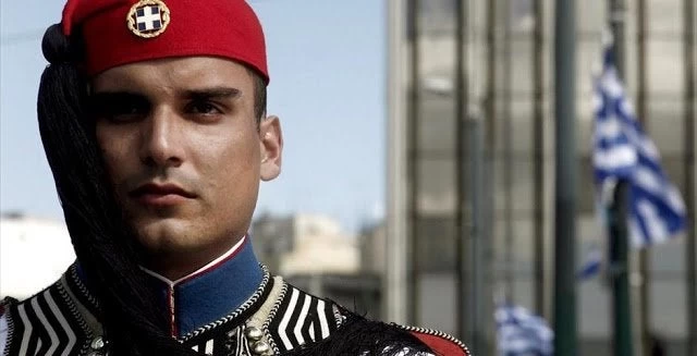 Οι Εύζωνες «έγραψαν» στα τσαρούχια τους την συμφωνία – προδοσία και παρέλασαν με το «Μακεδονία Ξακουστή»